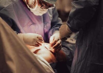 MUDr. Radek Lhotský - plastická chirurgie, při operaci