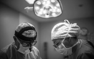 MUDr. Radek Lhotský při operaci Deep Plane Facelift